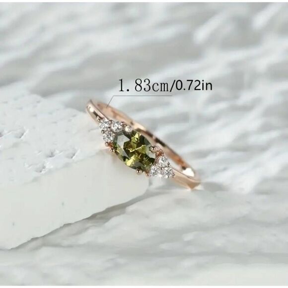 Exquisite Vintage Style Elegant Halo Ring Inlaid Oval Cut Green Faux Gem - Picture 9 of 9